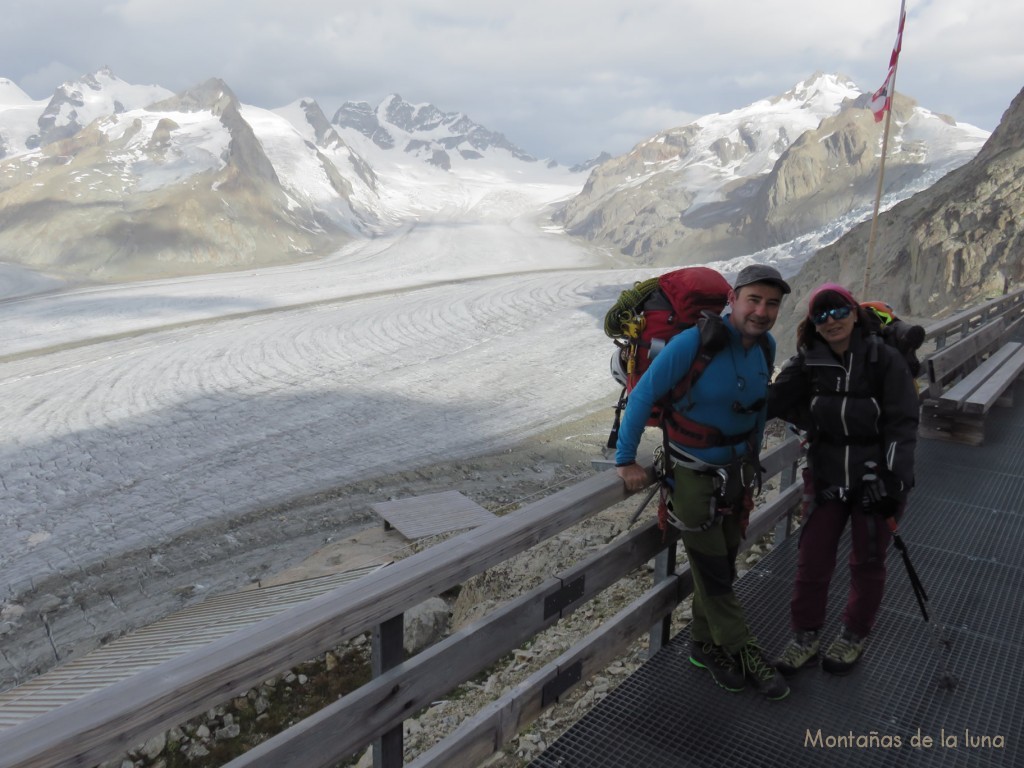 Joaquín y Olga saliendo del Refugio de Konkordia, 2.850 mts., abajo el Glaciar Aletsch y al fondo el Jungfrau